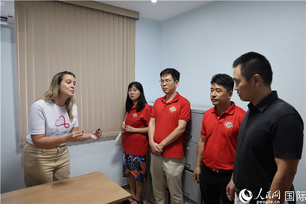 王尉育等人參觀并了解協(xié)會活動場所及設施。人民網記者 時元皓攝