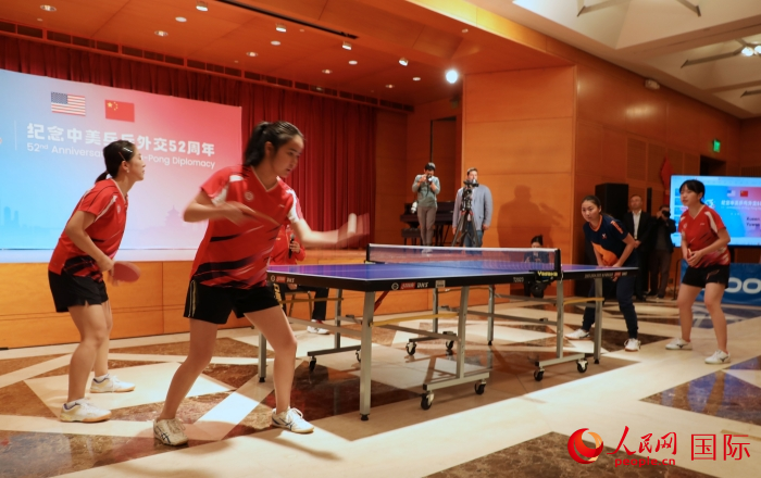 來自北京大學(xué)、美國弗吉尼亞大學(xué)的中美青年乒乓球運(yùn)動(dòng)員進(jìn)行表演賽。人民網(wǎng)記者 李志偉攝