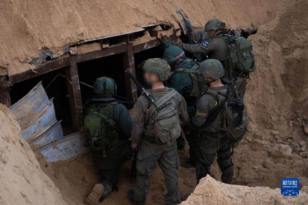 這張以色列國防軍12月17日發(fā)布的照片顯示，以軍地面部隊在加沙地帶發(fā)現(xiàn)一處大型地下隧道。新華社發(fā)