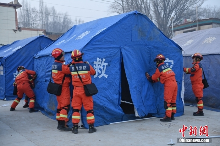 12月19日，甘肅臨夏州積石山縣發(fā)生6.2級地震后，地震受災嚴重的積石山縣大河家鎮(zhèn)部分房屋出現開裂倒塌，受損情況嚴重。據報道，目前，救援力量正在受災最嚴重的大河家鎮(zhèn)10個行政村開展拉網式搜救。圖為救援人員在大河家鎮(zhèn)搭建救災帳篷。<a target='_blank' href='/'><p  align=