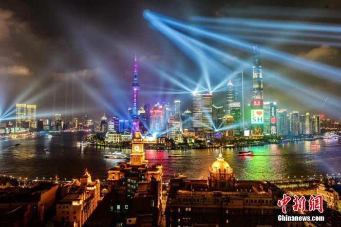 資料圖：上海外灘國慶燈光秀流光溢彩。 黃偉國 攝