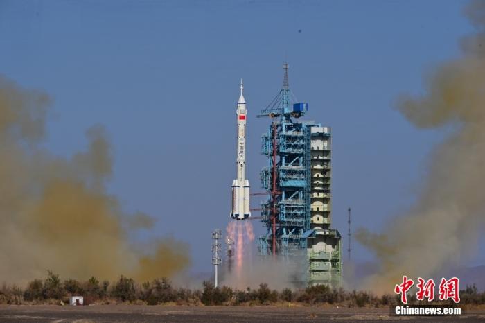 資料圖：北京時間2023年10月26日11時14分，搭載神舟十七號載人飛船的長征二號F遙十七運載火箭在酒泉衛(wèi)星發(fā)射中心點火發(fā)射。汪江波 攝