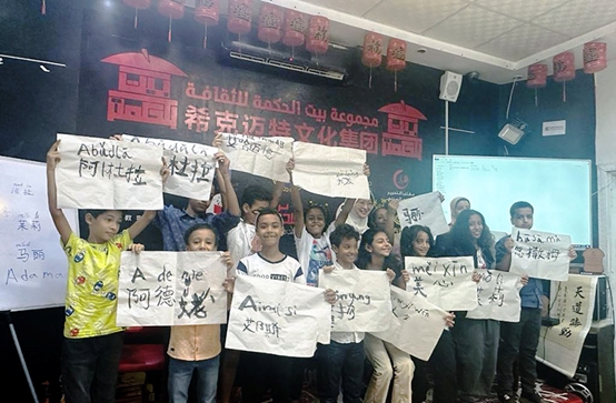 學著用中文書寫自己姓名的埃及兒童們。埃及?？诉~特文化集團供圖
