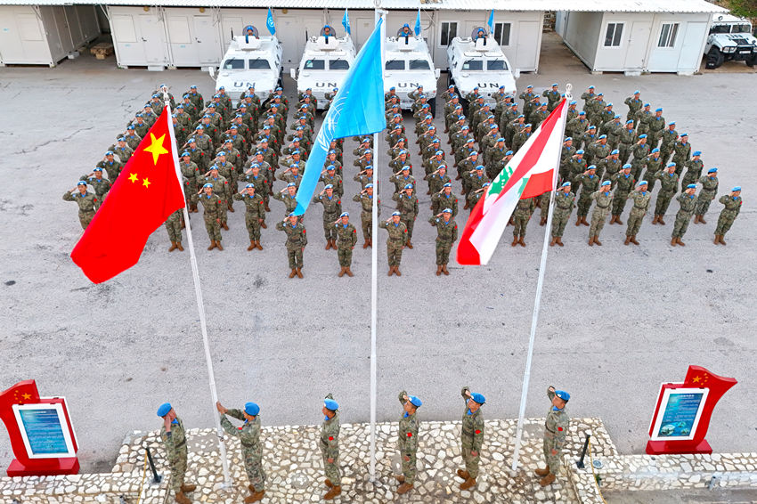 1月1日，中國(guó)第22批赴黎巴嫩維和官兵們舉行升旗儀式。胡光明攝