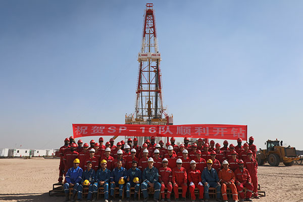 12月25日，中石化國(guó)工科威特分公司SINOPEC-16隊(duì)在科威特北部油區(qū)順利開鉆。中石化供圖