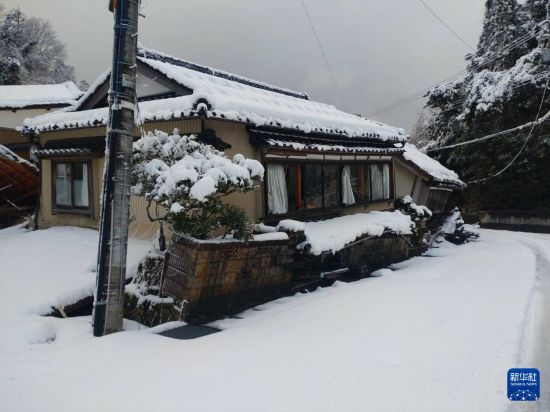 這是1月8日拍攝的日本能登半島地震災區(qū)珠洲市的街景。
