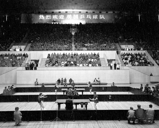 圖為1971年4月13日，中華全國體育總會舉行歡迎儀式，歡迎前來中國進(jìn)行訪問的美國乒乓球代表團(tuán)。中美兩國乒乓球運(yùn)動員在北京首都體育館進(jìn)行了友誼比賽。新華社發(fā)