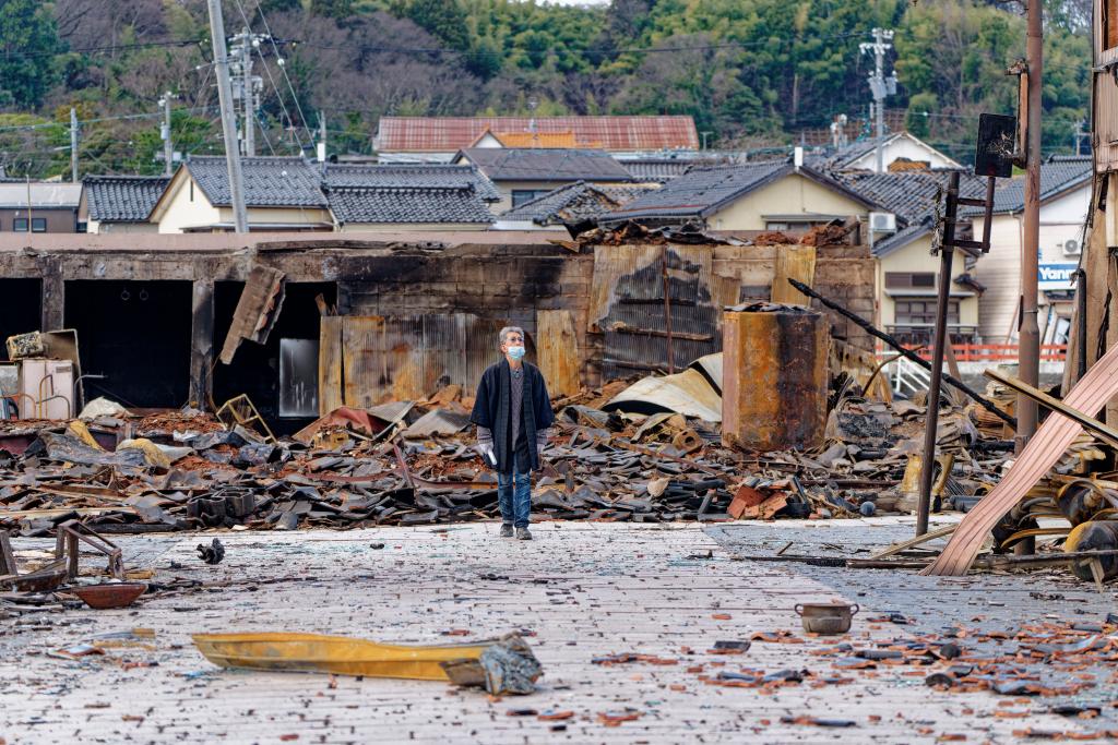 1月4日，一名市民查看日本石川縣輪島市“輪島早市”廢墟。新華社記者張笑宇攝