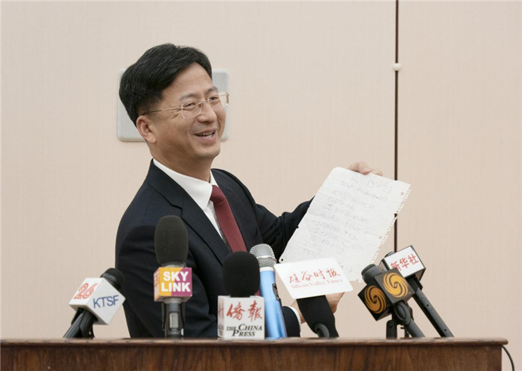 張建敏總領(lǐng)事向媒體展示領(lǐng)區(qū)小學(xué)生來信。中國駐舊金山總領(lǐng)館供圖