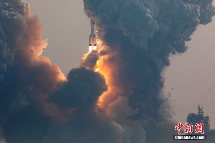 北京時間1月11日13時30分，引力一號遙一運載火箭由太原衛(wèi)星發(fā)射中心在山東海陽附近海域點火升空，將云遙一號18～20星3顆衛(wèi)星送入預(yù)定軌道，飛行試驗任務(wù)獲得圓滿成功。這是引力一號火箭首次飛行，創(chuàng)造全球最大固體運載火箭、中國運力最大民商火箭紀(jì)錄。圖/太原衛(wèi)星發(fā)射中心