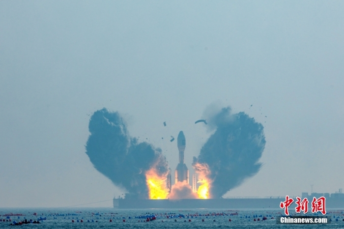 北京時間1月11日13時30分，引力一號遙一運載火箭由太原衛(wèi)星發(fā)射中心在山東海陽附近海域點火升空，將云遙一號18～20星3顆衛(wèi)星送入預(yù)定軌道，飛行試驗任務(wù)獲得圓滿成功。這是引力一號火箭首次飛行，創(chuàng)造全球最大固體運載火箭、中國運力最大民商火箭紀(jì)錄。圖/太原衛(wèi)星發(fā)射中心