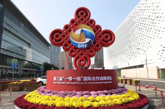 這是2023年10月17日在北京國家會議中心附近拍攝的“一帶一路”國際合作高峰論壇景觀布置。新華社記者 陳斌 攝