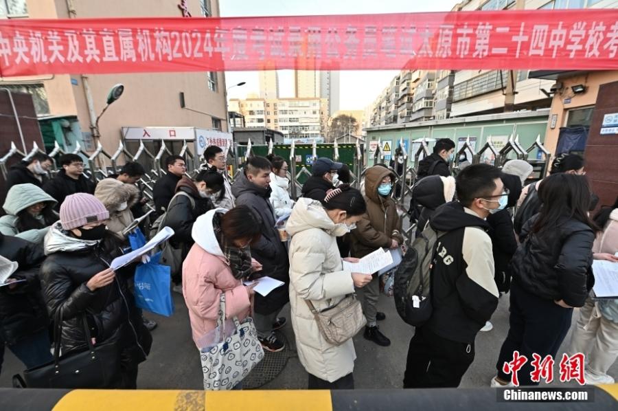 2023年11月26日，山西省太原市，考生步入考場。當日，中央機關及其直屬機構2024年度考試錄用公務員公共科目筆試開考。<a target='_blank' href='/'><p  align=