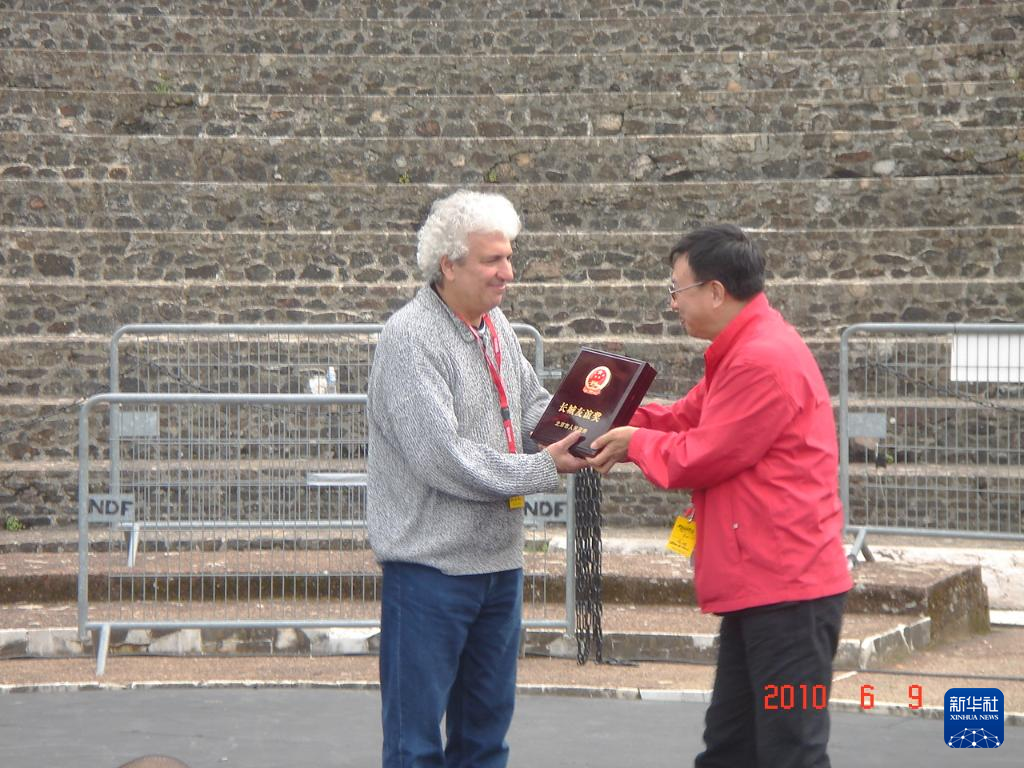 這是2010年帕特里克·索米耶（圖左）獲頒北京市人民政府授予的“長(zhǎng)城友誼獎(jiǎng)”時(shí)的資料照片。新華社發(fā)（受訪對(duì)象供圖）