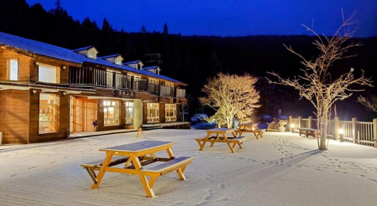 位在宜蘭縣內的太平山森林游樂區(qū)23日凌晨開始下雪，園區(qū)翠峰山屋前一片雪白。圖片來源：臺灣“中央社”。