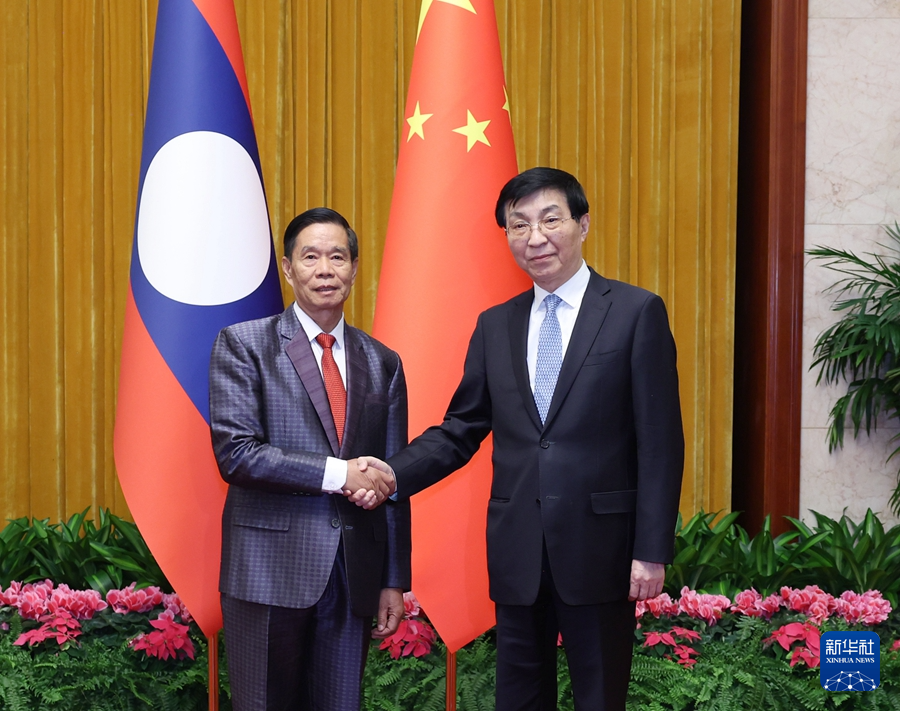 1月22日，中共中央政治局常委、全國(guó)政協(xié)主席王滬寧在北京會(huì)見老撾人民革命黨中央政治局委員、建國(guó)陣線中央委員會(huì)主席辛拉馮。新華社記者 王曄 攝