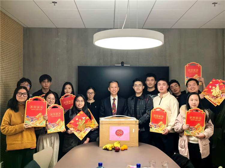 中國(guó)駐瑞典大使崔愛民看望慰問(wèn)瑞典隆德大學(xué)中國(guó)留學(xué)生。中國(guó)駐瑞典大使館供圖
