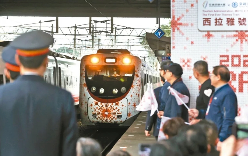 圖為彩繪列車“SIRAYA西拉雅號(hào)”。圖片來源：臺(tái)灣《聯(lián)合報(bào)》侯永全攝
