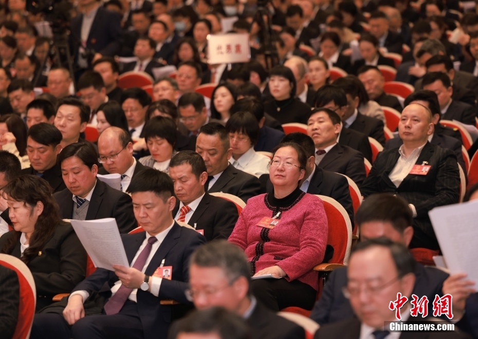 1月23日，安徽省第十四屆人民代表大會第二次會議在合肥開幕。圖為代表委員認真聽取政府工作報告。