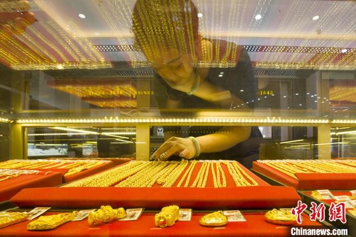山西省太原市，一商場(chǎng)工作人員整理黃金飾品。