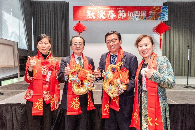 向池田知事、大西市長贈送“歡樂春節(jié)“吉祥龍。從左到右為魏有美副總領事、池田豊人知事、大西秀人市長、馬曉琛主任。中國駐大阪旅游辦事處供圖
