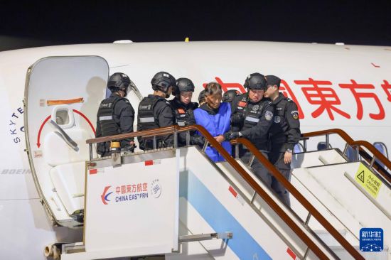 1月30日，在云南昆明長(zhǎng)水機(jī)場(chǎng)，緬北重大犯罪嫌疑人白所成被我公安機(jī)關(guān)成功押解回國(guó)。新華社記者 殷剛 攝