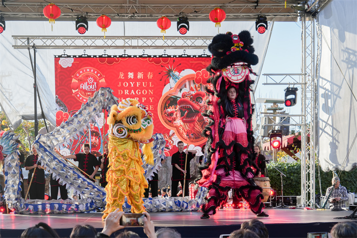 中國(guó)駐希臘大使館大使肖軍正與希方嘉賓為舞龍點(diǎn)睛。     希臘小朋友進(jìn)行舞龍舞獅表演?！吨邢r(shí)報(bào)》供圖
