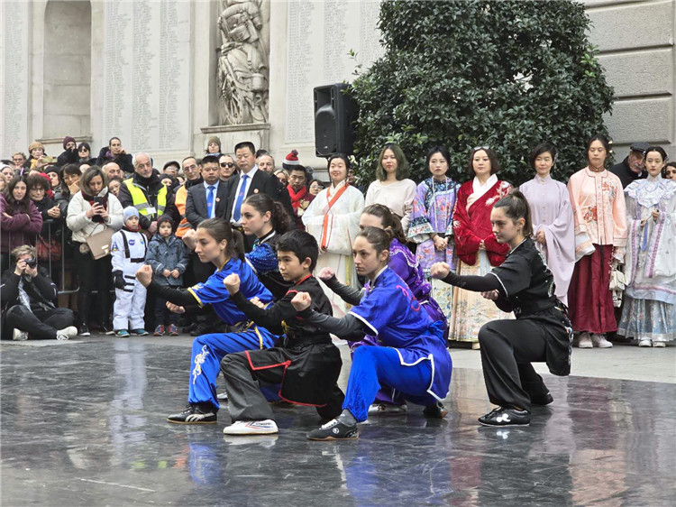 當(dāng)?shù)匚湫g(shù)學(xué)院進行武術(shù)表演。張錫琪攝