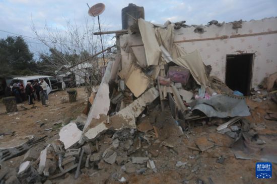 2月5日，在加沙地帶南部城市拉法，人們查看以軍空襲后的建筑廢墟。新華社發(fā)（哈立德·奧馬爾攝）