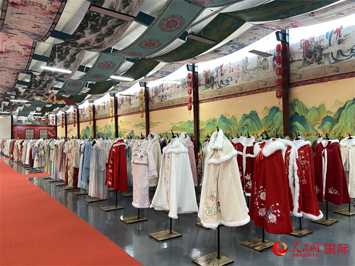 1月24日，在山東省菏澤市曹縣大集鎮(zhèn)穿越大唐漢服云倉直播基地展廳里擺放的漢服。 人民網(wǎng) 周琳佳攝
