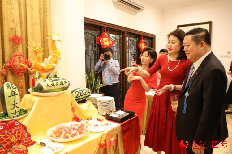 中國駐東盟大使侯艷琪（右二）同東盟秘書長高金洪（右一）欣賞食雕。人民網(wǎng)記者 曹師韻攝
