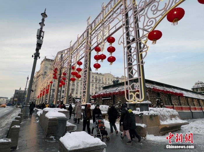 當(dāng)?shù)貢r間2月9日，中國農(nóng)歷新年慶祝活動啟動儀式在莫斯科市中心的卡梅爾格爾斯基巷舉行。圖為特維爾大街裝飾的中國大紅燈籠。<a target='_blank' href='/'><p  align=