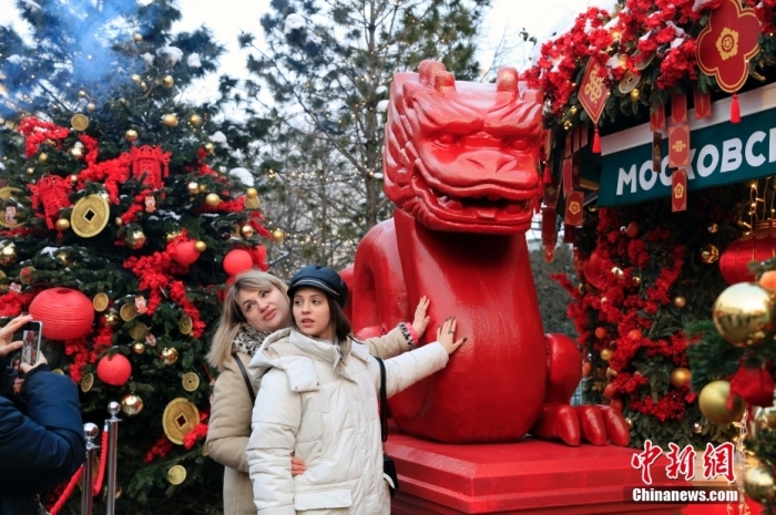 當(dāng)?shù)貢r間2月9日，中國農(nóng)歷新年慶?；顒訂觾x式在莫斯科市中心的卡梅爾格爾斯基巷舉行。中國駐俄大使張漢暉，俄羅斯外交部發(fā)言人扎哈羅娃，以及俄羅斯文化部和莫斯科市政府官員出席。慶?；顒訉⒊掷m(xù)至18日。圖為當(dāng)?shù)孛癖娫谔鼐S爾廣場與龍雕塑合影。