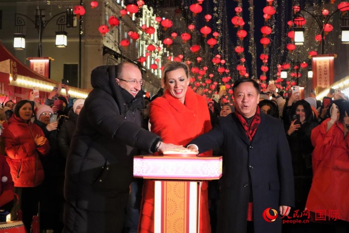 張漢暉、扎哈羅娃、科茲洛夫（從右至左）共同按下活動(dòng)啟動(dòng)按鈕。于子恒攝