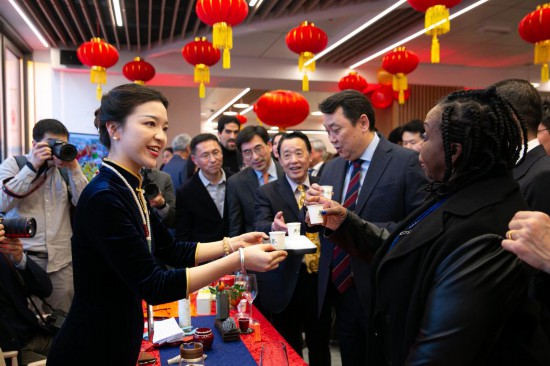 2月2日，人們在位于意大利羅馬的聯(lián)合國糧農(nóng)組織總部體驗(yàn)中國茶藝。新華社記者李京攝