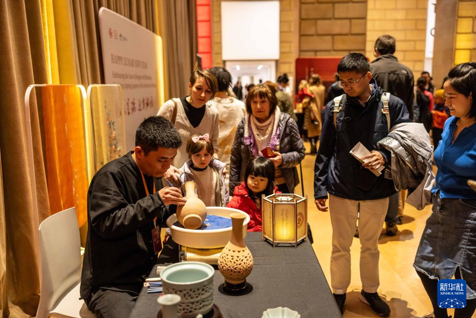 2月11日，參觀者在美國費(fèi)城藝術(shù)博物館舉行的龍年迎新春活動上觀看瓷器制作。新華社發(fā)（周煥新攝）