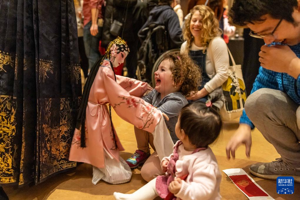 2月11日，孩子們在美國費(fèi)城藝術(shù)博物館舉行的龍年迎新春活動上體驗(yàn)?zāi)九紤?。新華社發(fā)（周煥新攝）