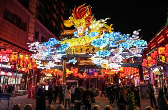 2月11日，游客在沈陽中街游覽。春節(jié)期間，各地?zé)艋痂?、火樹銀花，呈現(xiàn)出一幕幕流光溢彩的視覺盛宴。（新華社記者潘昱龍攝）