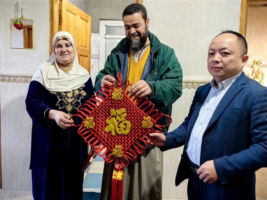 中國醫(yī)生向穆罕默德贈送中國新春福字。中國第28批援阿爾及利亞醫(yī)療隊塞地夫分隊供圖