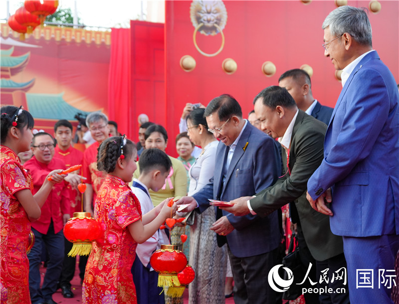 在活動現(xiàn)場，敏昂萊主席夫婦根據(jù)當?shù)貍鹘y(tǒng)向兒童送祝福1-人民網(wǎng)記者謝佳君攝