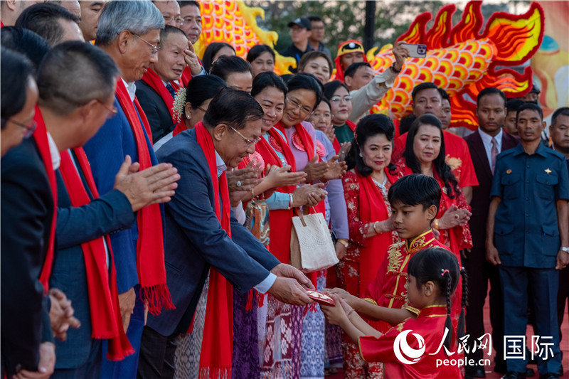 在活動現(xiàn)場，敏昂萊主席根據(jù)當?shù)貍鹘y(tǒng)向兒童送祝福2-人民網(wǎng)記者謝佳君攝