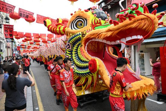 2月1日，由馬來西亞和中國的100多名青少年組成的舞龍隊(duì)在馬來西亞馬六甲市雞場街上共舞一條近200米的“長龍”。這是活動現(xiàn)場的“長龍”。新華社記者程一恒攝