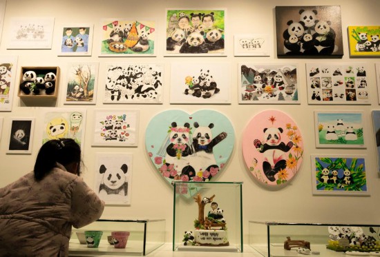 2月20日，一位小朋友在看“福寶”家族的創(chuàng)意作品。新華社記者姚琪琳攝