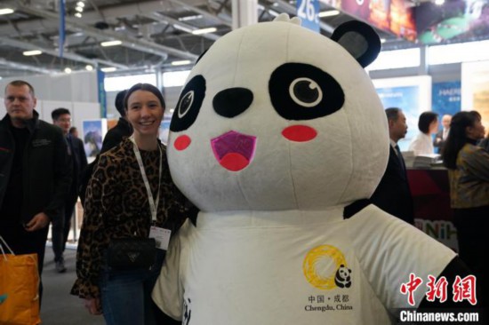 3月5日，2024年柏林國際旅游交易會(ITB)在柏林會展中心拉開帷幕。以“你好！中國”為主題的中國展區(qū)當日亮相展會。圖為觀眾與大熊貓人偶合影。中新社記者 馬秀秀 攝
