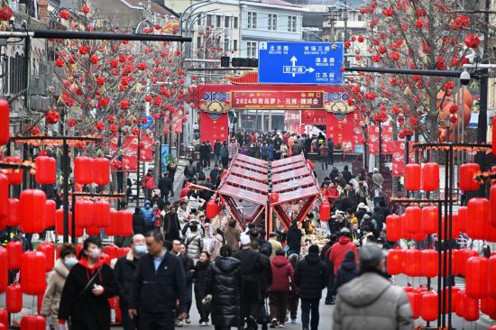 2024年2月18日，游客在2024年青島蘿卜·元宵·糖球會(huì)上消費(fèi)、游玩。新華社記者李紫恒攝