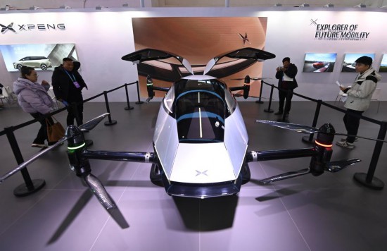 2023年12月1日，在鏈博會(huì)智能汽車鏈展區(qū)小鵬汽車展臺(tái)，參觀者觀看一臺(tái)智能飛行器。新華社記者蔡湘鑫攝