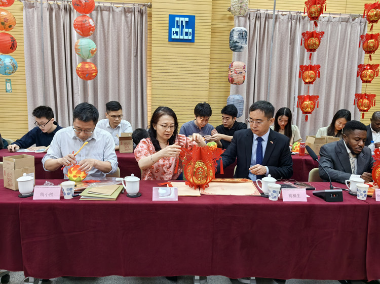 燈籠文化交流活動現(xiàn)場。中建國際中西非公司供圖