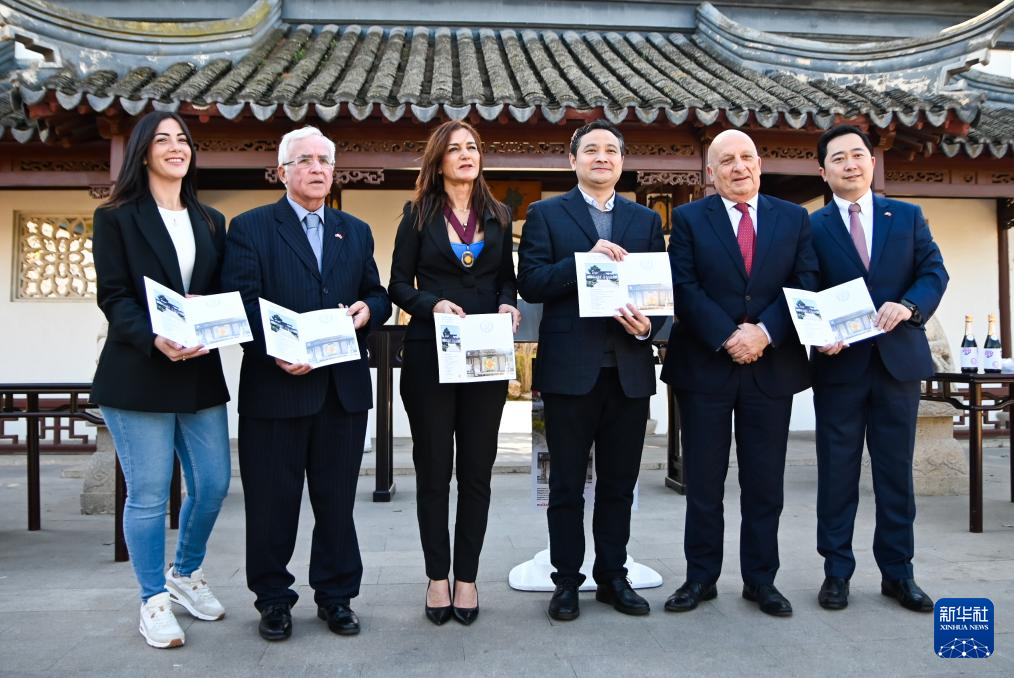 3月6日，嘉賓出席在馬耳他桑塔露琪亞市舉行的中國生肖郵票發(fā)行儀式。新華社發(fā)（喬納森·博格攝）