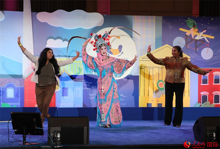 當?shù)厝A人京劇社團的青年演員現(xiàn)場表演京劇選段，并與現(xiàn)場觀眾近距離互動。人民網(wǎng)記者 李志偉攝
