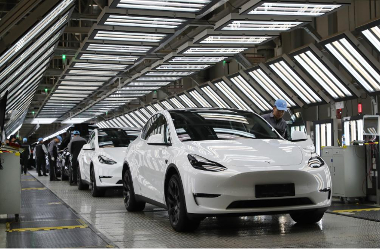 2023年12月22日，在特斯拉上海超級工廠內，工人在對出廠前的車輛進行漆面及門窗檢測。新華社記者 方喆 攝